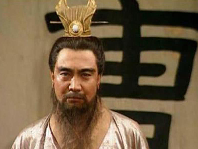 曹操手下猛将众多，为何在讨伐董卓时，连应战华雄都不敢呢？