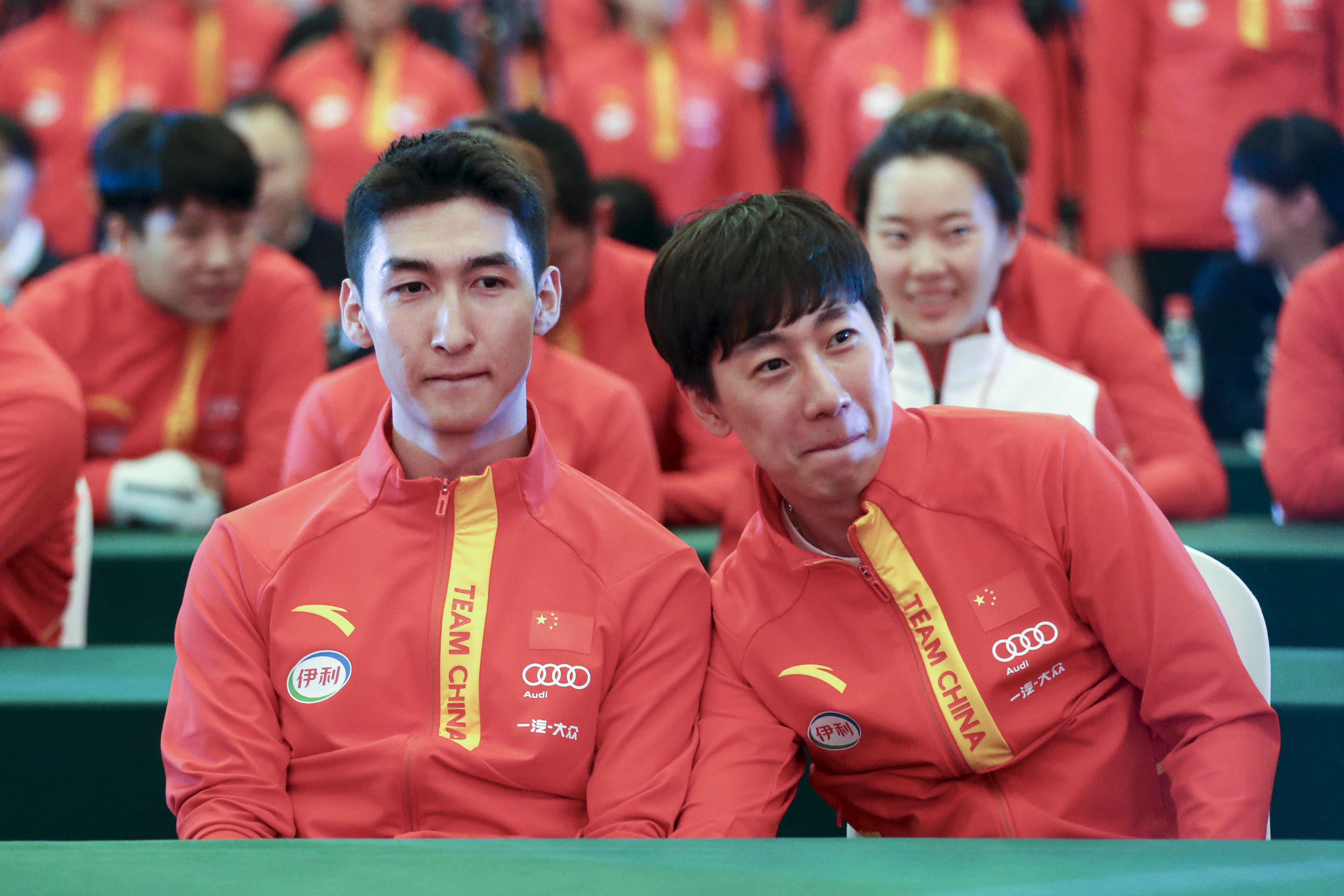 5月10日,短道速滑运动员武大靖(左)和韩天宇在活动开始前.