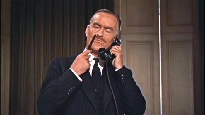 在话剧《电话谋杀案》里,导演想要把每个人都