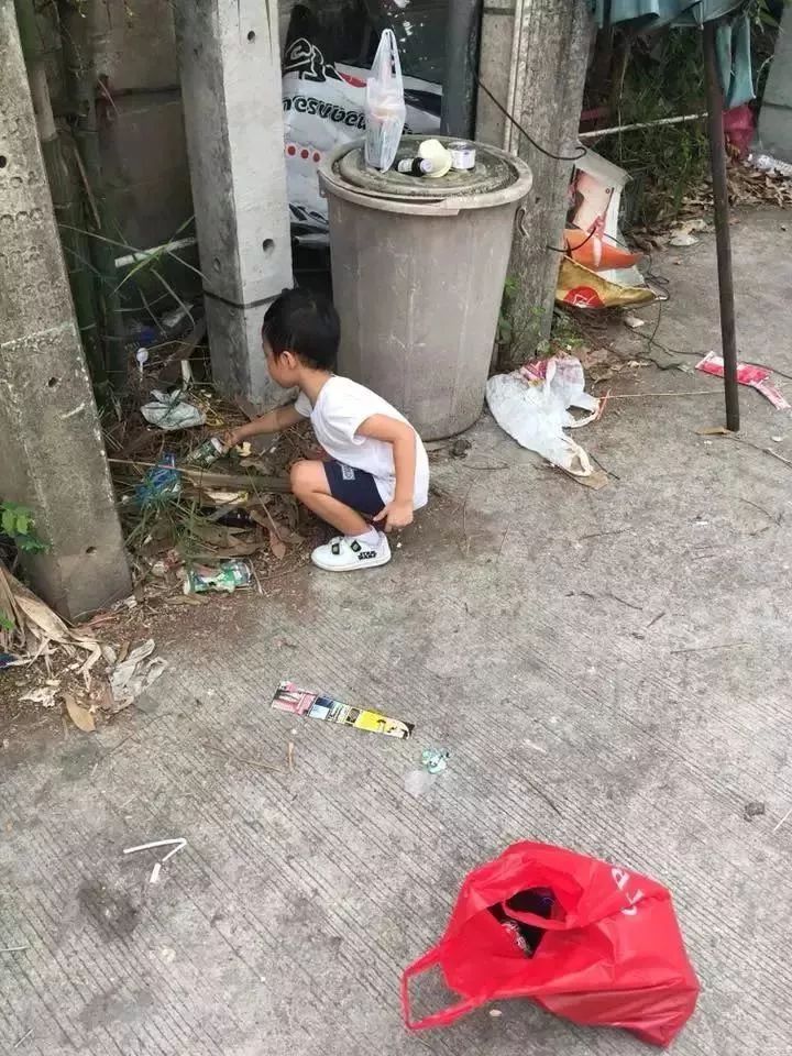 5岁孩子不想上学,妈妈让他捡垃圾!聪明的父母,从不苦口婆心 色色电影