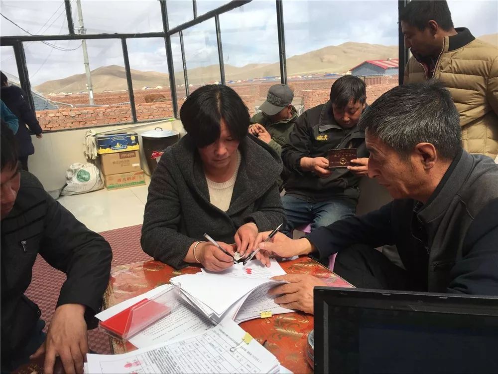 的盟市。翁牛特旗扶贫办工作人员到五分地镇东他拉村为贷款户发放银行卡克什克腾旗工作人员办理金融贷款手续