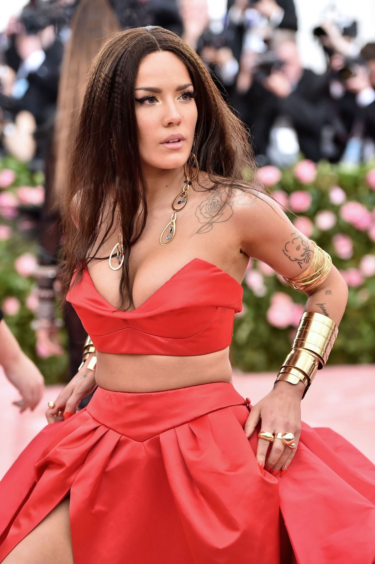 美国女歌手海尔希红色长裙纽约出席2019met gala时尚庆典