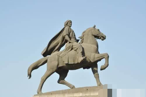 闯王李自成只当了42天的皇帝，这42天里，他都干了些什么？