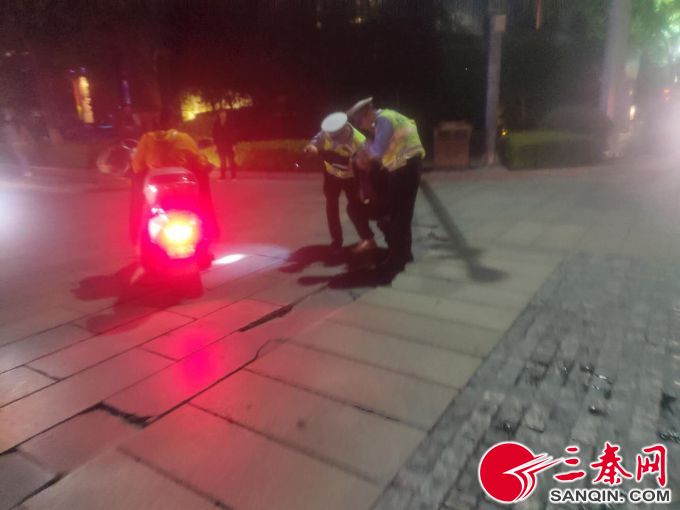 老人口眼歪斜_老人微信头像