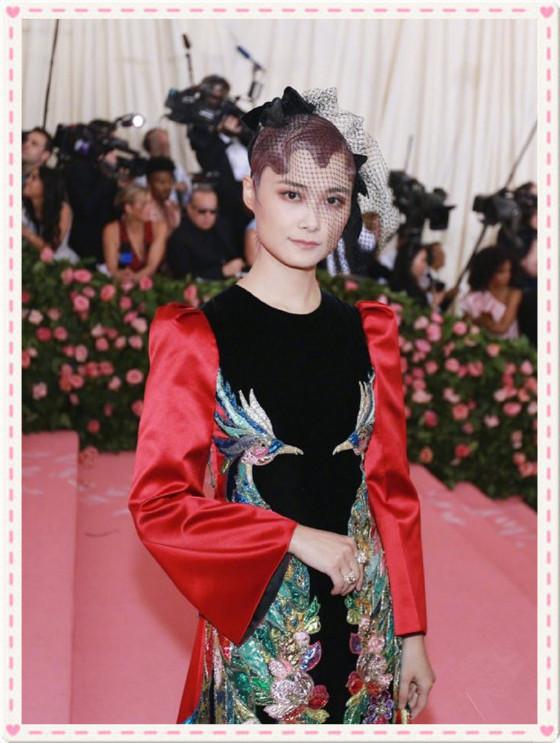 李宇春彻底蜕变成女神!刺绣长裙尽显东方美,配“海藻头”潮爆了 久久只有这里才是精品99