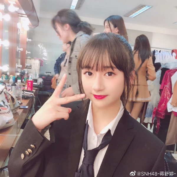 snh48-蒋舒婷晒出美照后表示要去写作业,女神超可爱