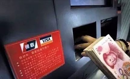 。后来，李静发现马某甲银行卡内有大量存款，便产生抢劫马某甲的想法。网络图片2017年6月25日晚，李