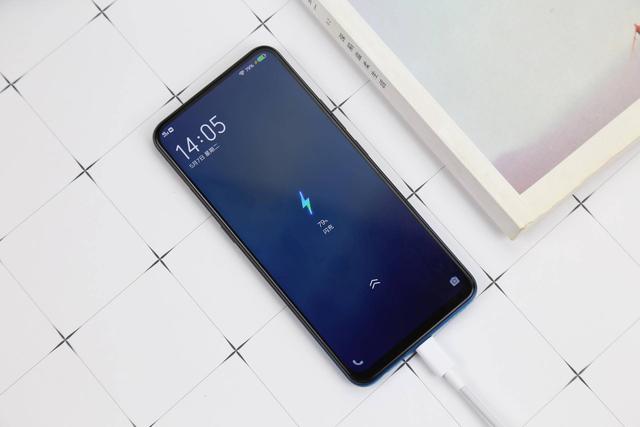 这次vivo s1搭载了双引擎闪充技术,提高充电速度之余,又缩短了充电
