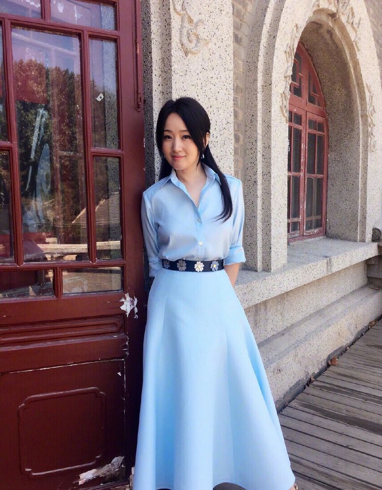 杨钰莹白色西装穿出职业范,配波点轻纱衫瞬间减龄10岁
