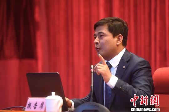 图为"法治大讲坛"演讲嘉宾李仲民正在授课 陈超 摄