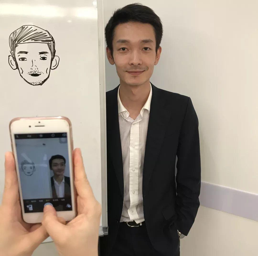 他说,他只是活出90后中行青年该有的样子_卢波
