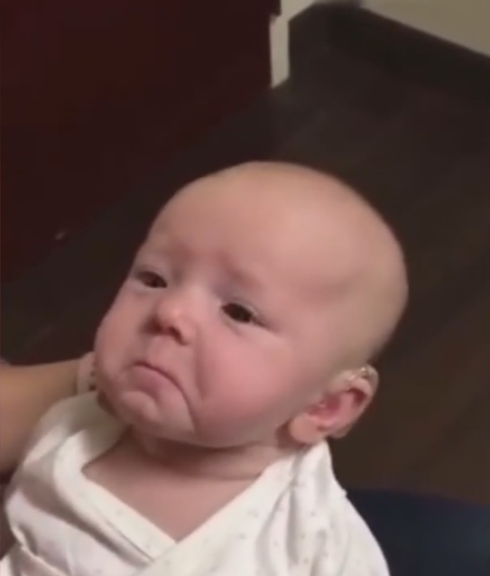                     原创            耳疾宝宝头次听见妈妈说我爱你时，竟然眼眶湿润激动的抿嘴哭了