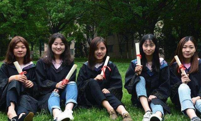 揭秘:上三本大学四年大概要多少费用?农村爸妈看完别哭
揭秘:上三本大学四年大概要多少费用?农村爸妈看完别哭