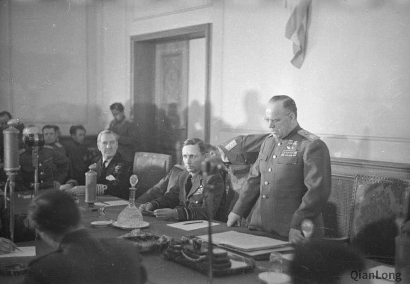 纳粹德国投降瞬间记录 朱可夫元帅佩戴勋章盛装出席