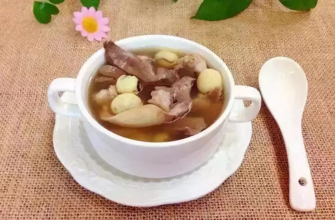 将百合与猪心同煮,既不会太过油腻又能滋补身心.