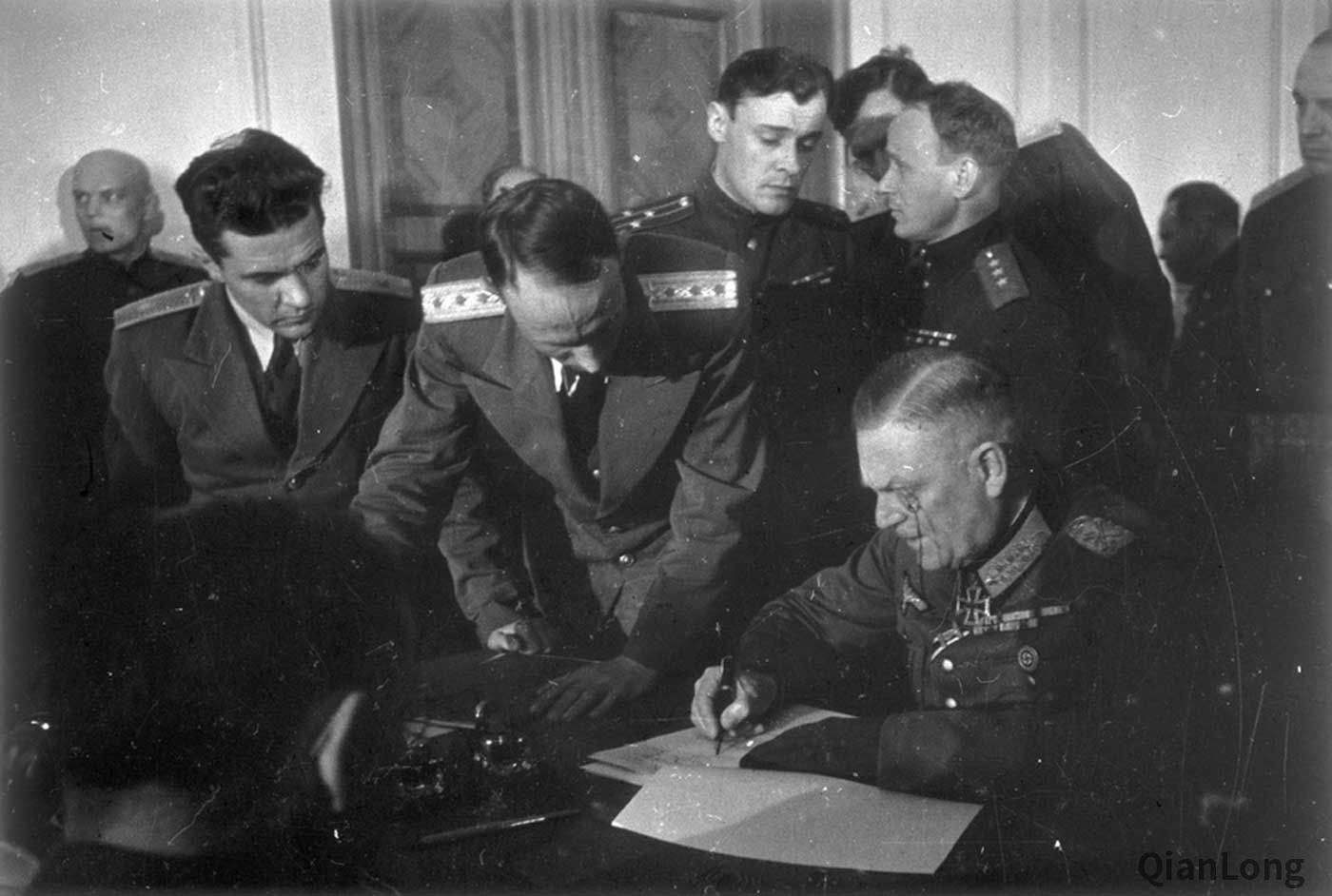 纳粹德国投降瞬间记录 朱可夫元帅佩戴勋章盛装出席