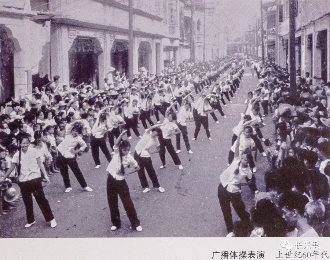 ▼上世纪60年代,太平路上的游行队伍,年轻活力的潮州女生们在做广播