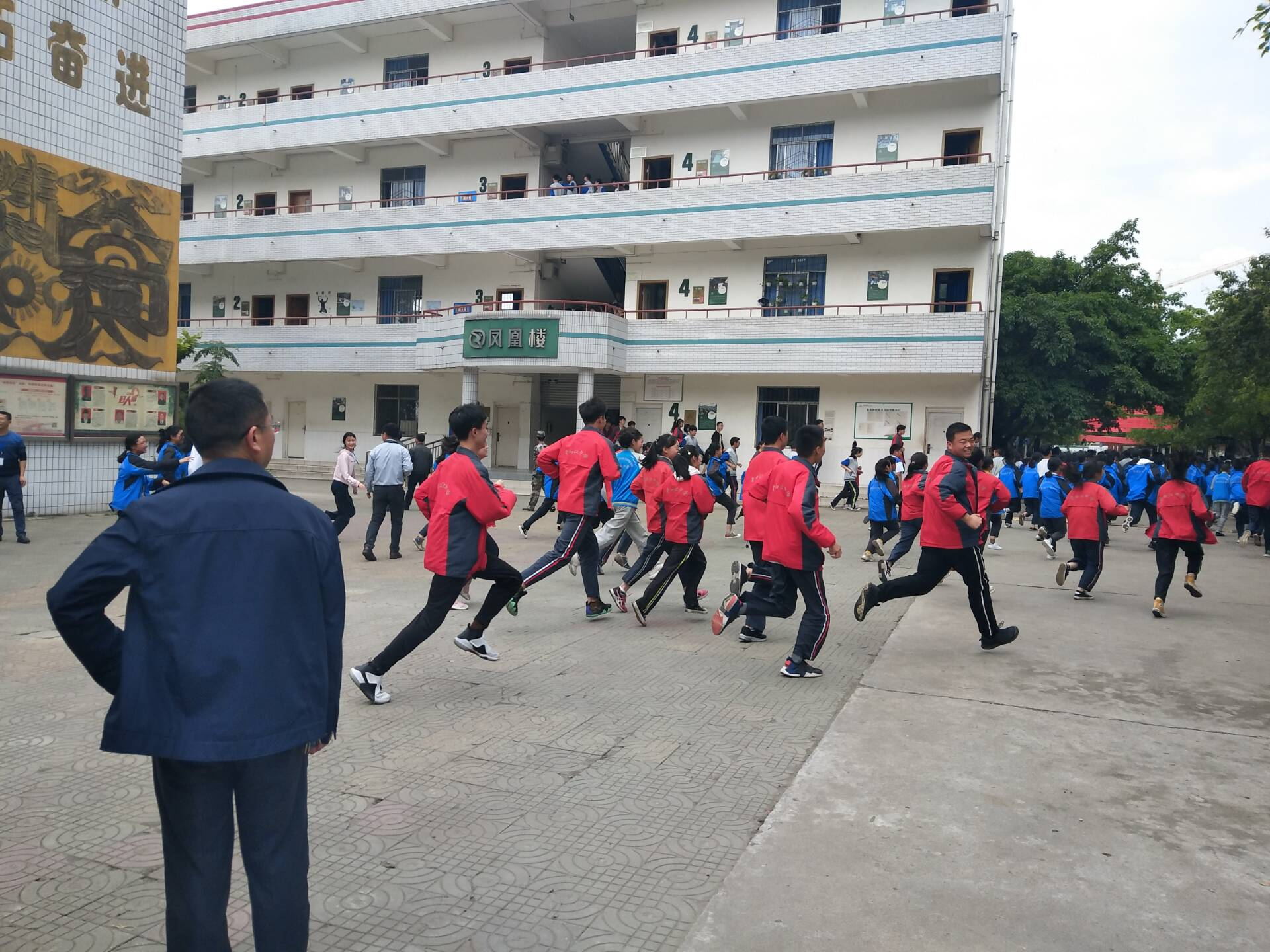 四川省成都市青白江中学开展防震演练活动