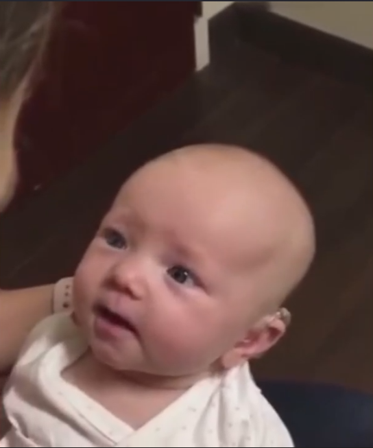                     原创            耳疾宝宝头次听见妈妈说我爱你时，竟然眼眶湿润激动的抿嘴哭了