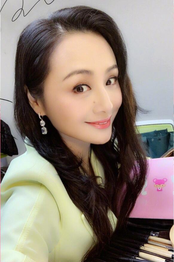 昔日主持一姐曹颖近照,44岁的她成功减肥,瘦成锥子脸判若两人!