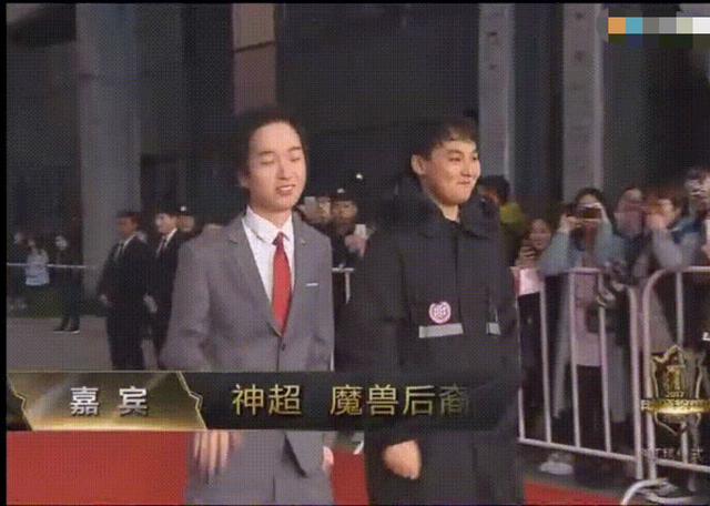 lol:神超穿西装准备解说比赛?网友:神超西装?想走红毯了?