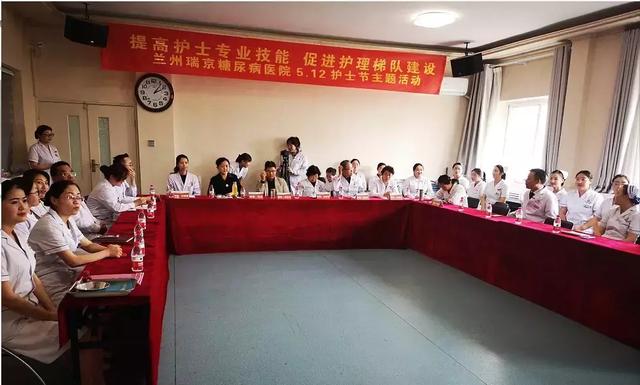 护士节,糖尿病职业的护士给自己肚皮上扎针 明升88手机登入网址
