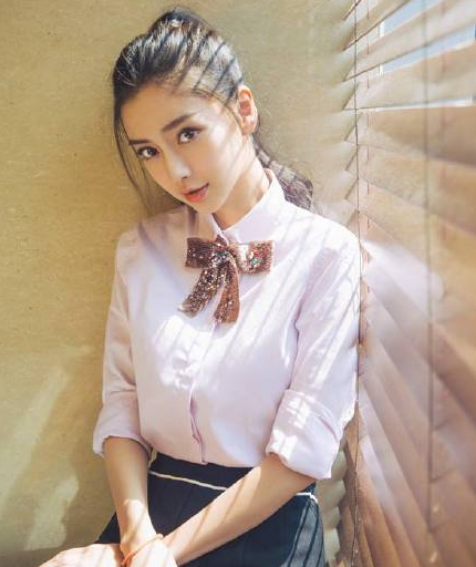 杨颖手指受伤也陪儿子玩夹糖机,加之受伤后仍熟练抽烟,被指炒作 博狗注册网站