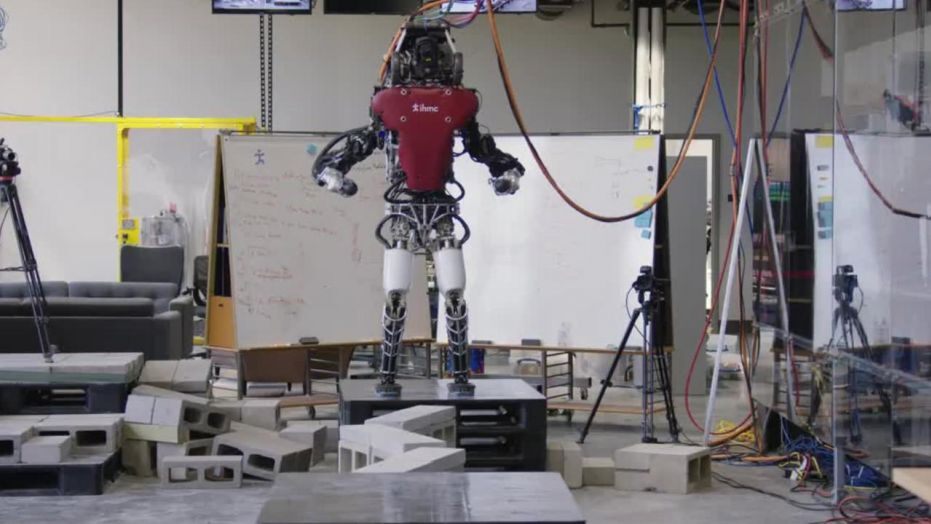 原创             波士顿动力双足机器人完成超难度行走测试走的比人类还好！