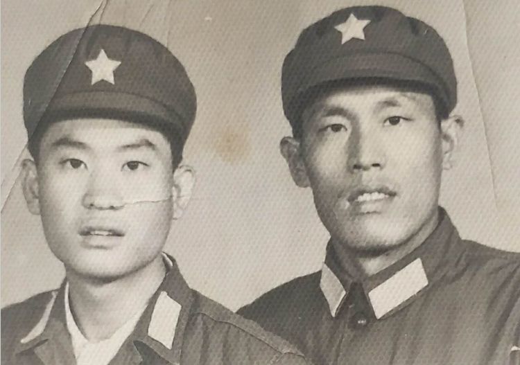 战友相见喜而泣，分别依然泪湿襟