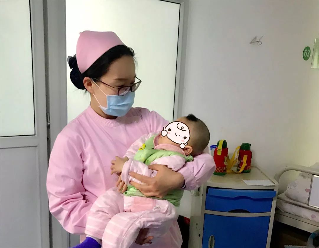 正确抱姿示范图片 16628dae97e84fa5b655854238ff4a42.jpeg