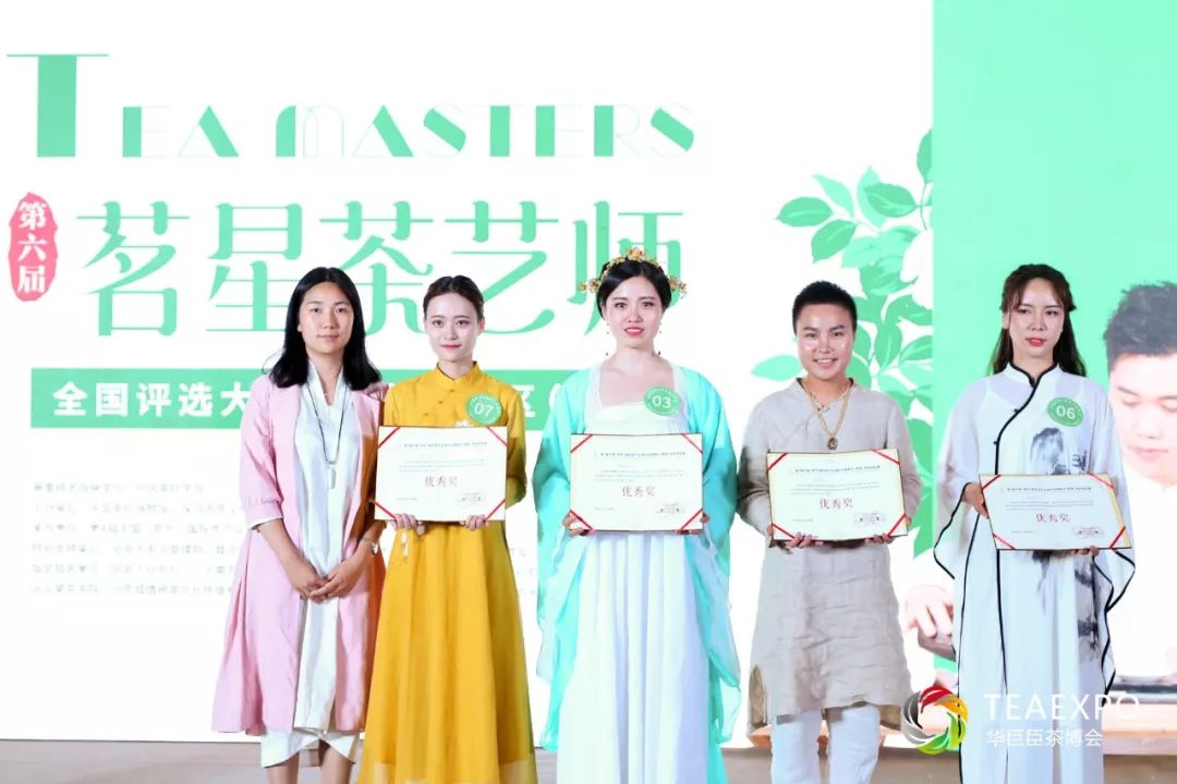 人张小雁女士 为最佳创新奖赵敏(右一 最佳风采奖李喜灏(左一)颁奖