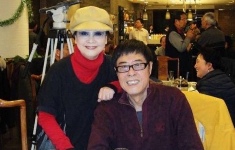 原创75岁李谷一近照,隐瞒了36年的老公,原来是我们熟悉的他!