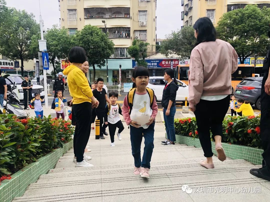 萌娃扮孕妈感恩在行动光明中心幼儿园