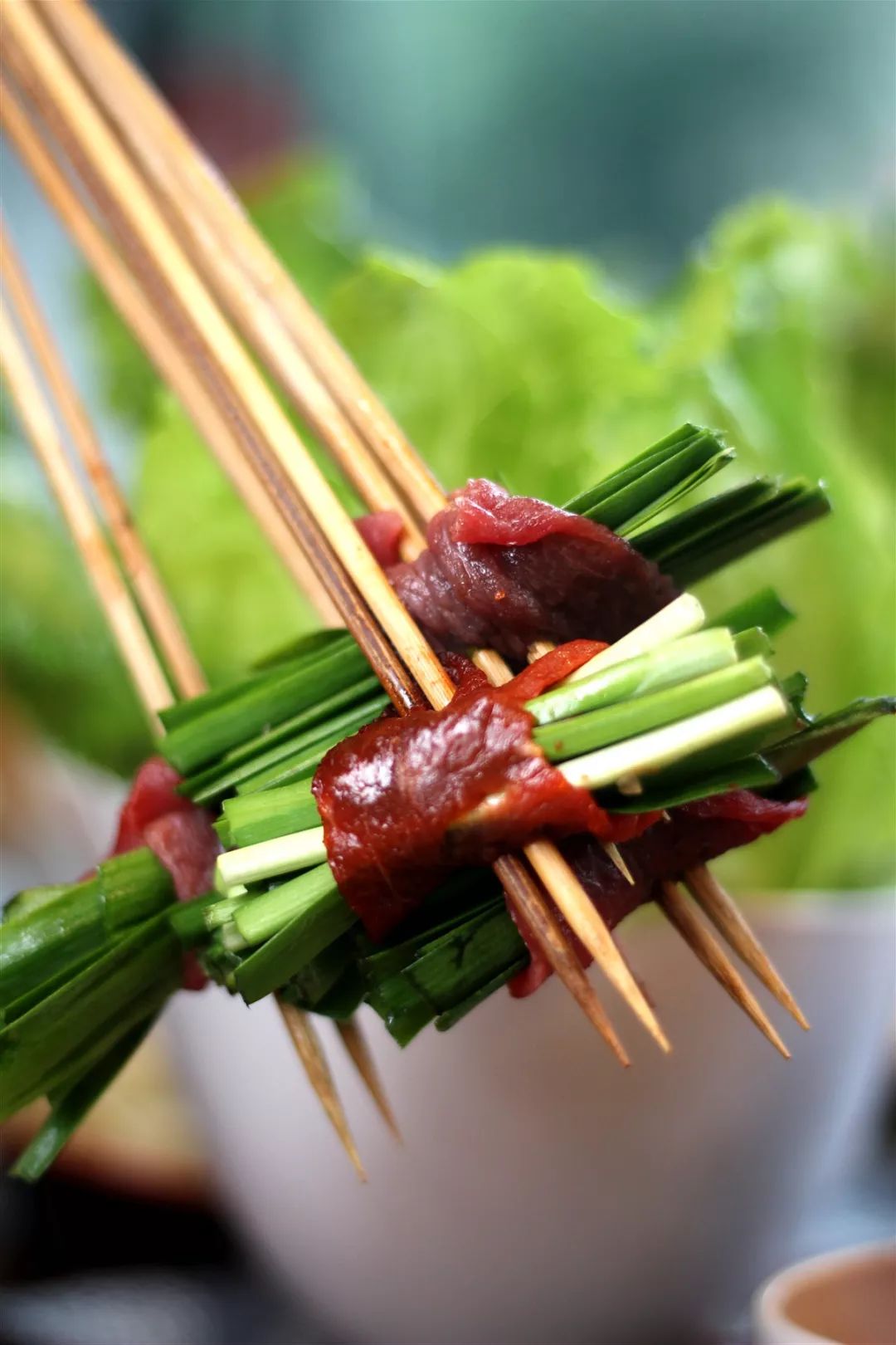 牛肉韭菜卷也算是牛肉串串里的奇妙搭配了,韭菜本身的独特香味与鲜嫩
