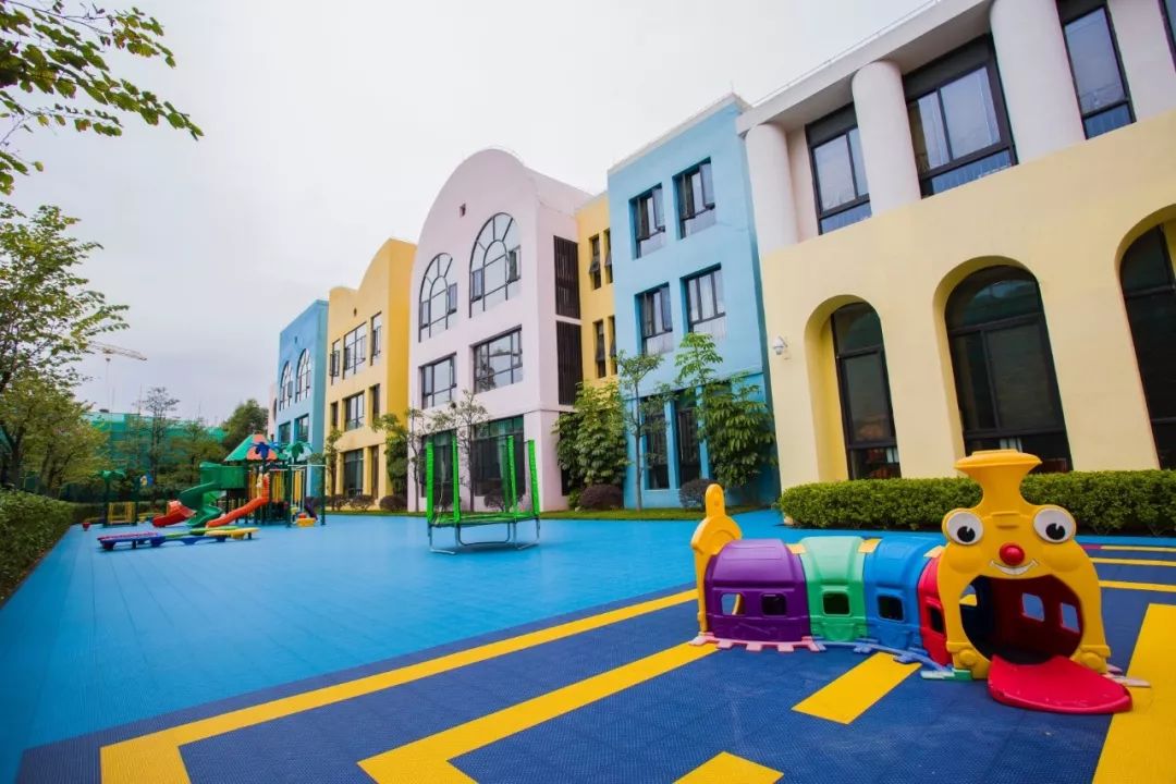 幼儿园外观 原广州军区蓝天幼儿园(首批省一级幼儿园)园长朱长友指导