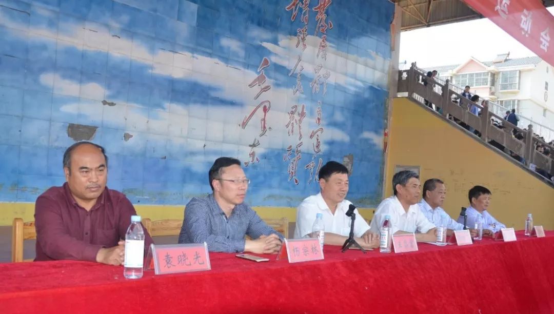 我校校长王昌富,党委书记冯继广,睢县教体局体卫艺股股长袁晓光,我校