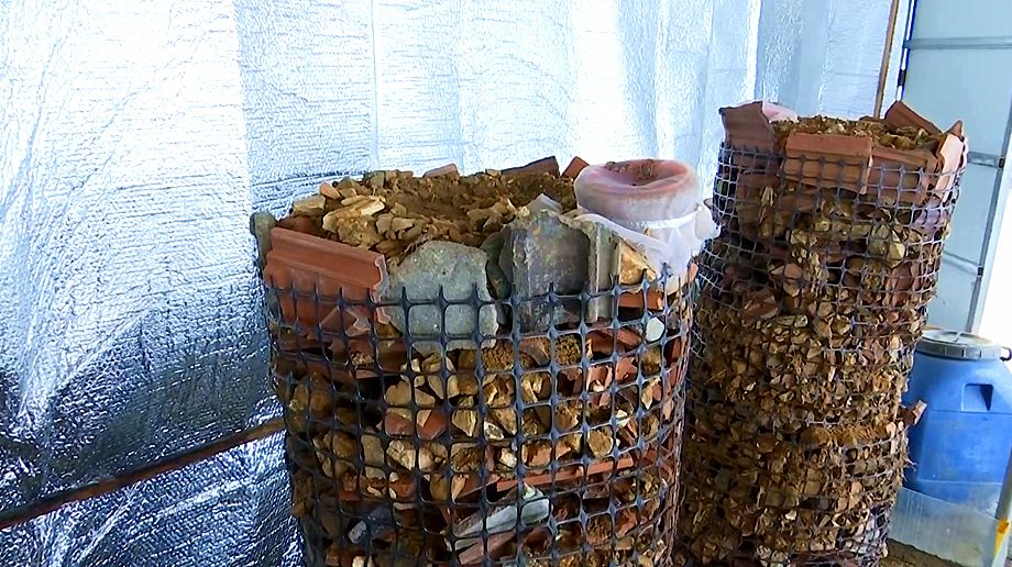 利用建筑垃圾等废弃物, 这种利用建筑垃圾建造的垛体比起传统的蝎子窝