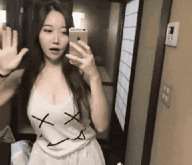 搞笑gif:姑娘这不是自己家里,马路上还是注意点