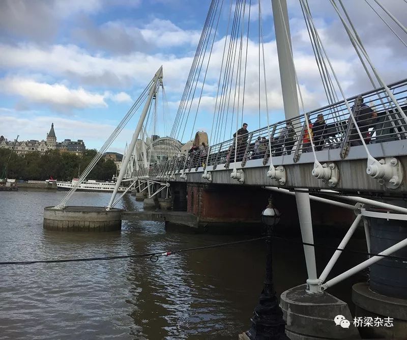 连接汉格福特市场,逐渐形成了现在的查林十字车站(charing cross