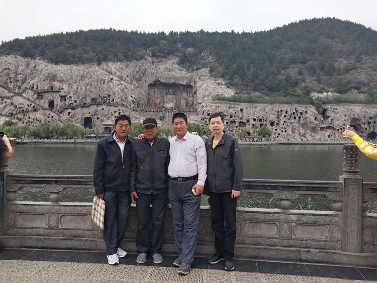 战友相见喜而泣，分别依然泪湿襟