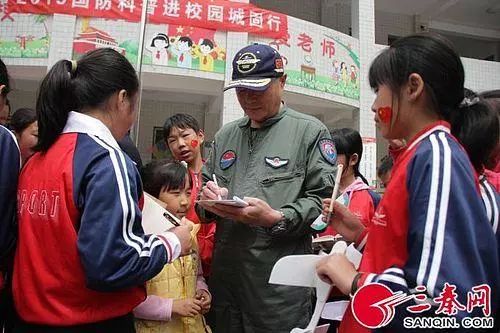 零距离接触空军大校,城固山里娃做起航空梦_张信民