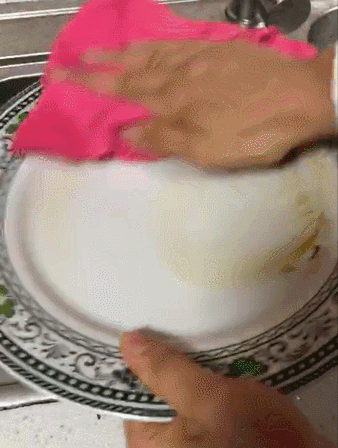 不用洗洁精,再来试验擦洗菜盘