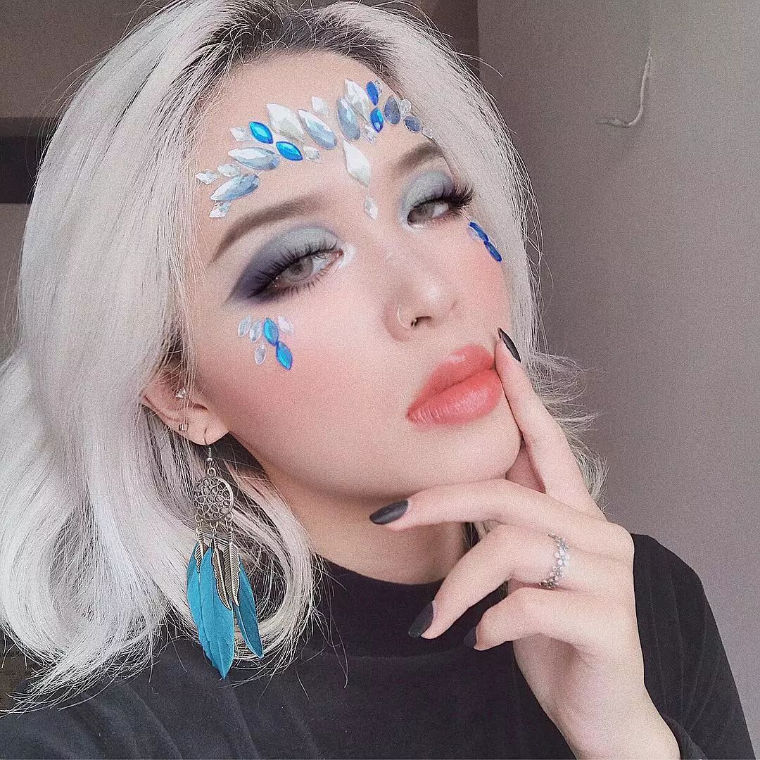 现在流行花瓣妆,跳舞的姑娘可以试试
