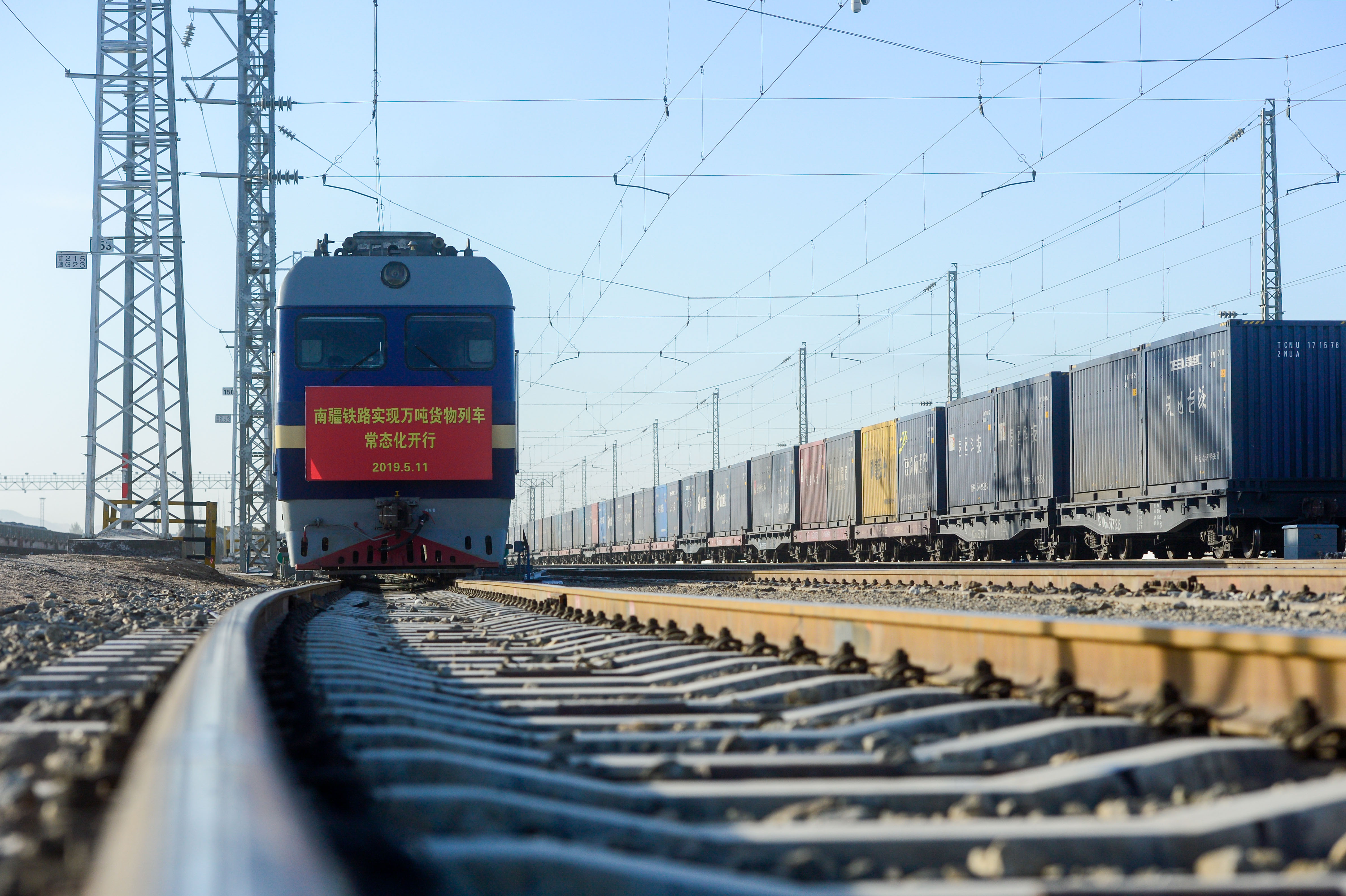 南疆铁路实现万吨货物列车常态化开行