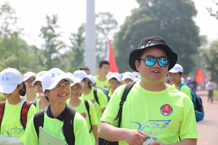 特别关注勇毅前行这个夏日景炎人走出风景无限