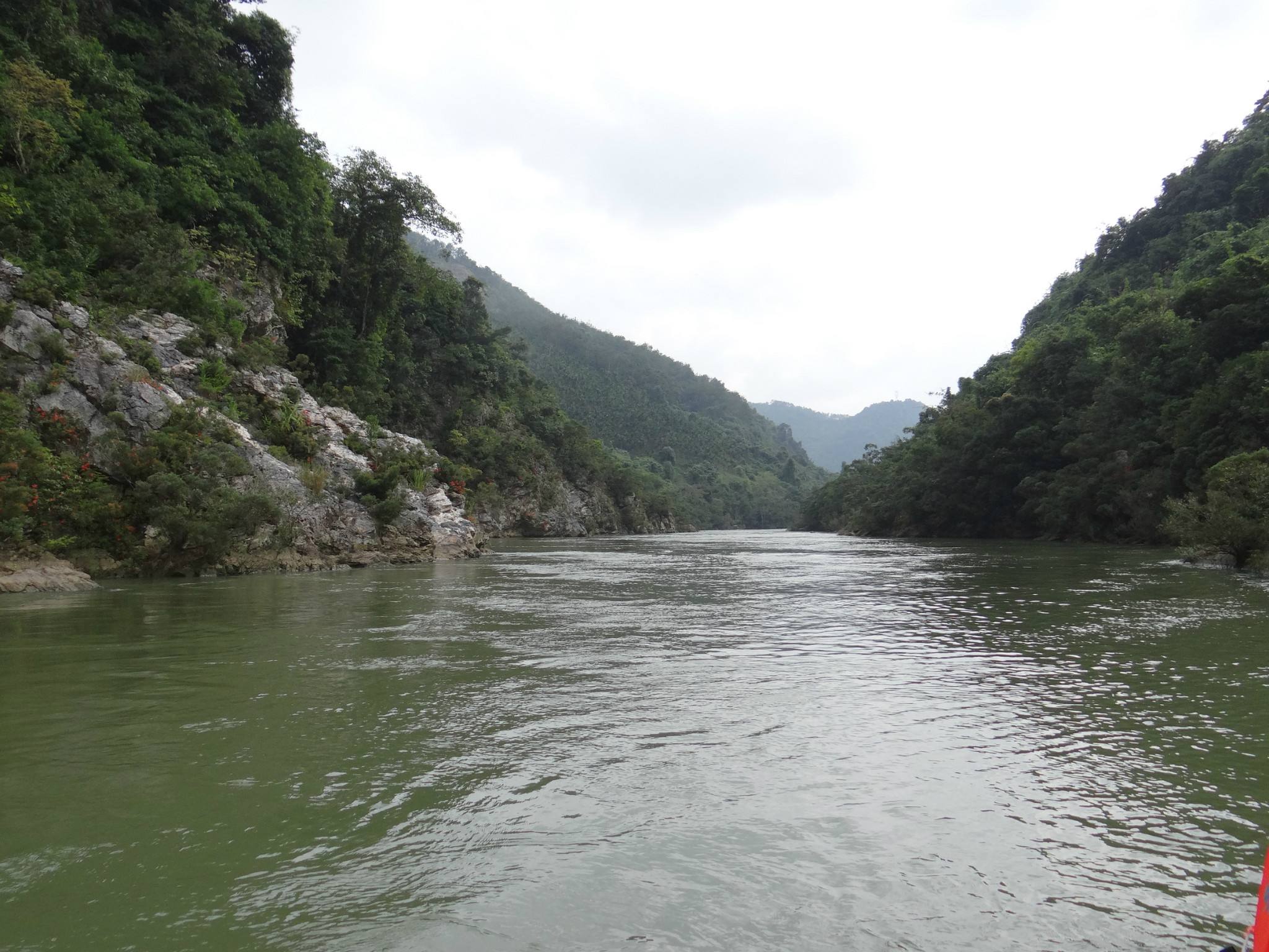 1/ 12 万泉河,位于海南岛的东部,发源于五指山山脉,河流全长163公里