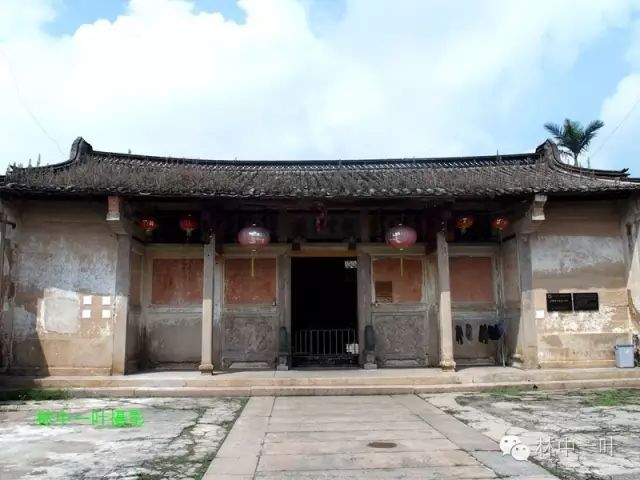 龙湖古寨就有一座女祠——阿婆祠,距今350年,位于龙湖古寨直街西侧