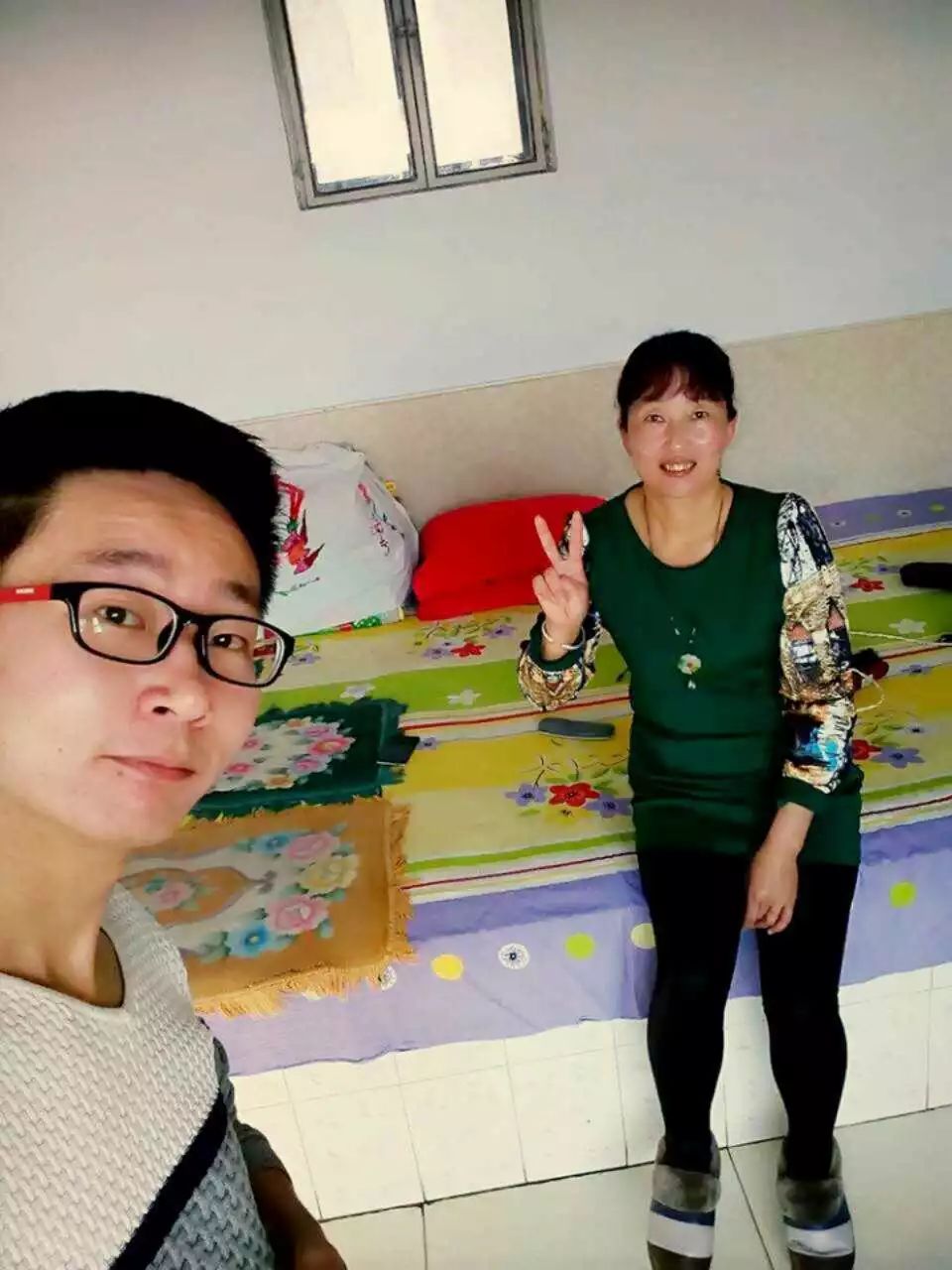 翻了手机里381张照片,才发现和妈妈的合照只有3张.