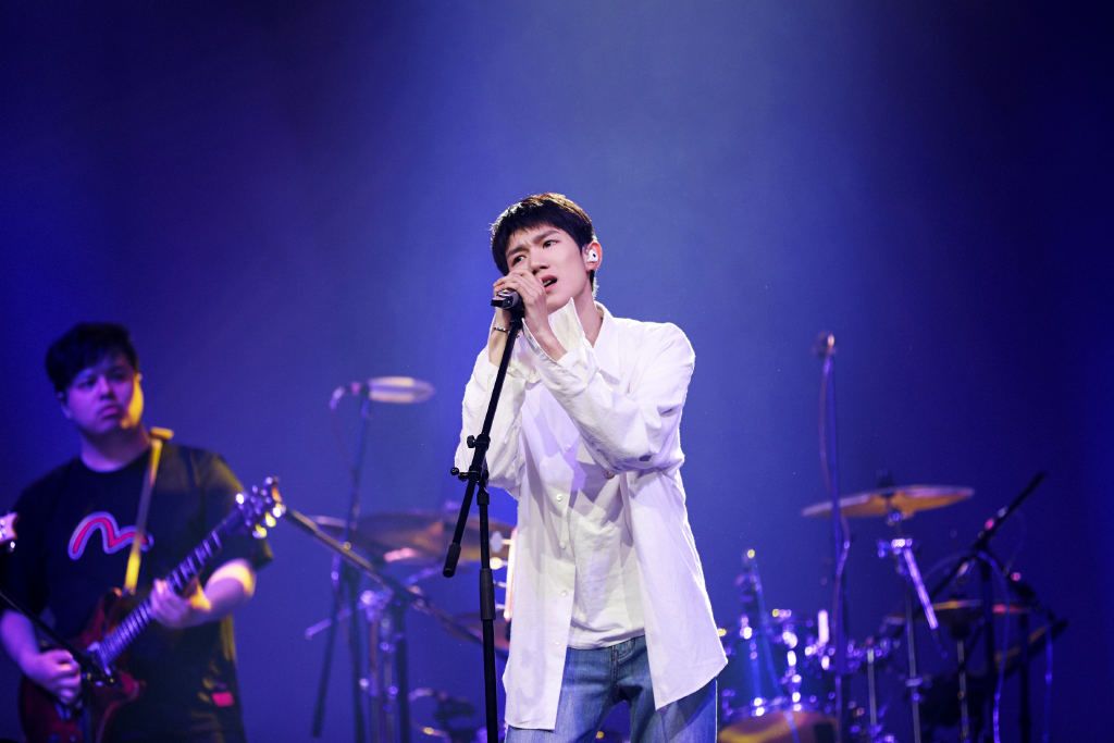画面太刺激!王源没洗完澡就跑去录音,头上还有泡沫! 龙8国际app