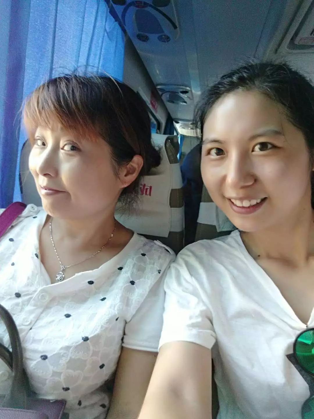 翻了手机里381张照片,才发现和妈妈的合照只有3张.